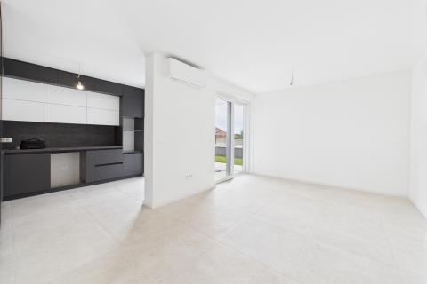 Istra, Valbandon - dvosoban stan sa vrtom, novogradnja