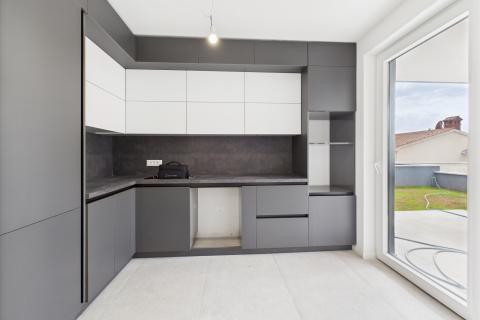 Istra, Valbandon - dvosoban stan sa vrtom, novogradnja