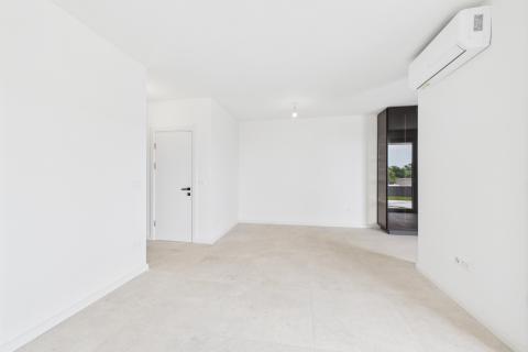 Istra, Valbandon - dvosoban stan sa vrtom, novogradnja