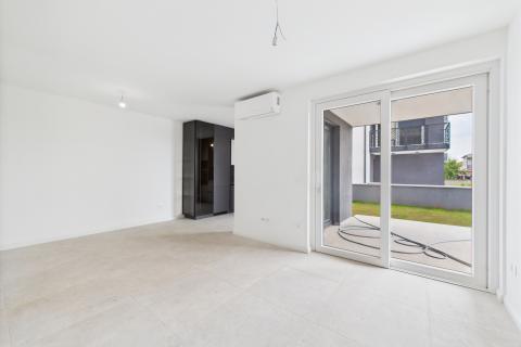 Istra, Valbandon - dvosoban stan sa vrtom, novogradnja