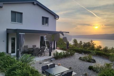 Kuća s 2 stana, bazenom i panoramskim pogledom