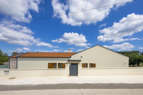 ISTRA, TINJAN Kvalitetna kuća za odmor 160 m2 s bazenom 