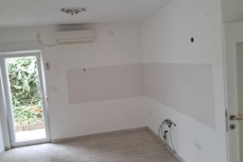 Rijeka, Hosti - dvosobni stan s okućnicom