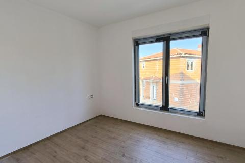 Istra, Valbandon - trosoban stan u novogradnji 1. kat