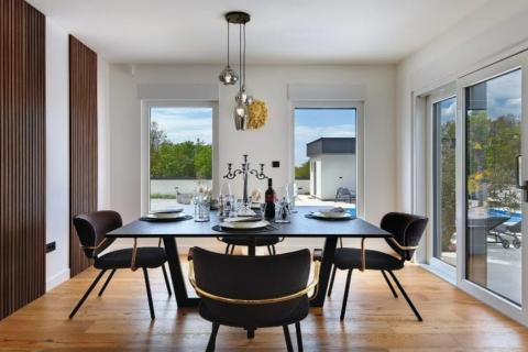 Istra - moderna vila s bazenom, 20 minuta od Pule