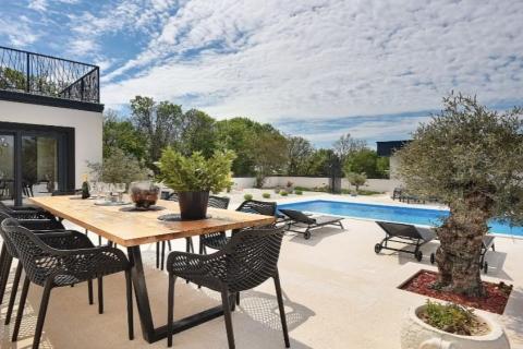 Istra - moderna vila s bazenom, 20 minuta od Pule