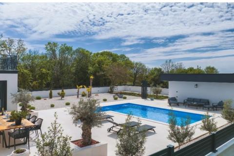 Istra - moderna vila s bazenom, 20 minuta od Pule