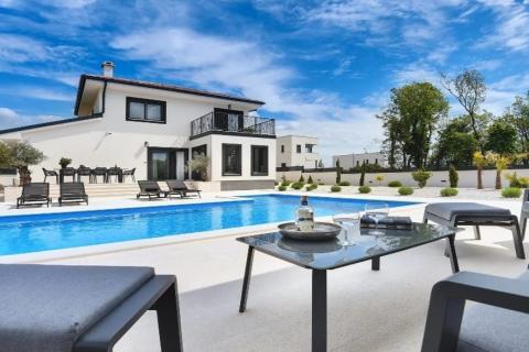 Istra - moderna vila s bazenom, 20 minuta od Pule