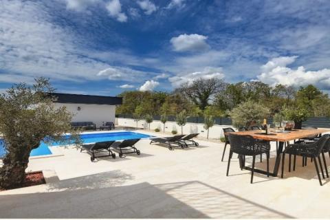 Istra - moderna vila s bazenom, 20 minuta od Pule