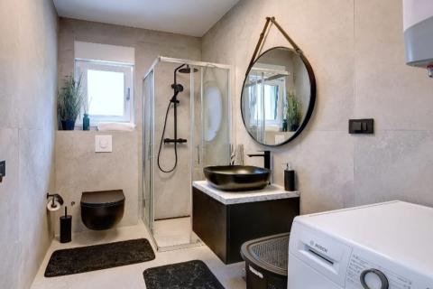 Istra - moderna vila s bazenom, 20 minuta od Pule