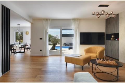 Istra - moderna vila s bazenom, 20 minuta od Pule