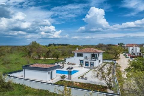 Istra - moderna vila s bazenom, 20 minuta od Pule