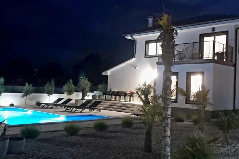Istra - moderna vila s bazenom, 20 minuta od Pule