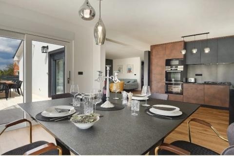 Istra - moderna vila s bazenom, 20 minuta od Pule