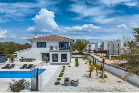Istra - moderna vila s bazenom, 20 minuta od Pule