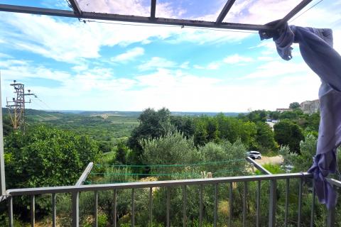 Istra,Buje-dvije kuće s dvorištem i pogledom na more