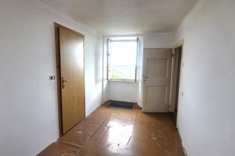 Istra,Buje-dvije kuće s dvorištem i pogledom na more