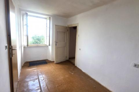 Istra,Buje-dvije kuće s dvorištem i pogledom na more