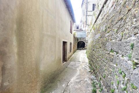 Istra,Buje-dvije kuće s dvorištem i pogledom na more