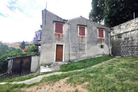 Istra,Buje-dvije kuće s dvorištem i pogledom na more