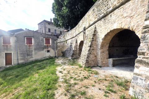 Istra,Buje-dvije kuće s dvorištem i pogledom na more