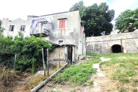 Istra,Buje-dvije kuće s dvorištem i pogledom na more