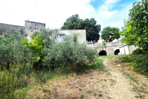 Istra,Buje-dvije kuće s dvorištem i pogledom na more