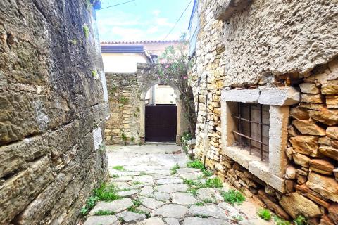 Istra,Buje-dvije kuće s dvorištem i pogledom na more