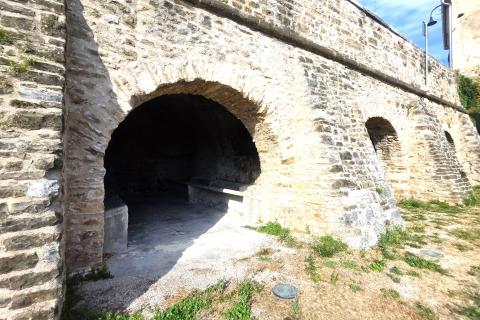 Istra,Buje-dvije kuće s dvorištem i pogledom na more