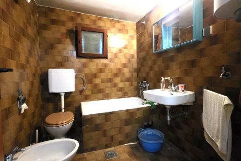 Istra,Buje-dvije kuće s dvorištem i pogledom na more