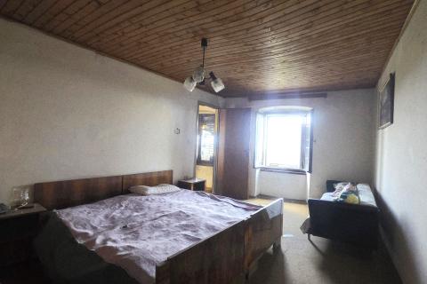 Istra,Buje-dvije kuće s dvorištem i pogledom na more