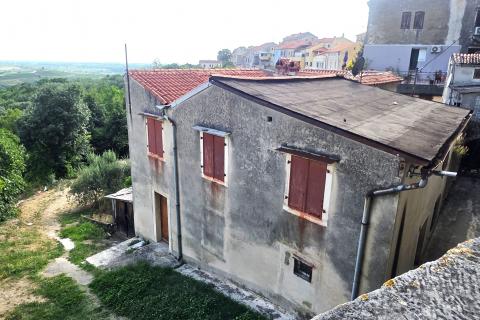 Istra,Buje-dvije kuće s dvorištem i pogledom na more