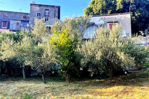 Istra,Buje-dvije kuće s dvorištem i pogledom na more