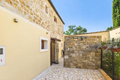 Istra,Buje-Kamena kuća s vrtom u centru grada,PDV uključen