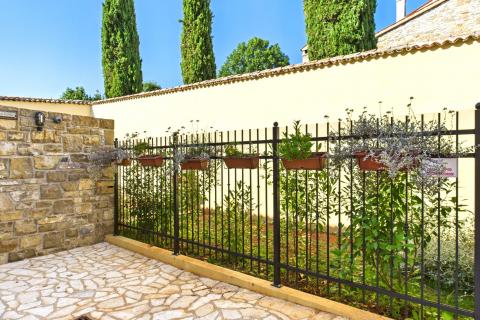 Istra,Buje-Kamena kuća s vrtom u centru grada,PDV uključen