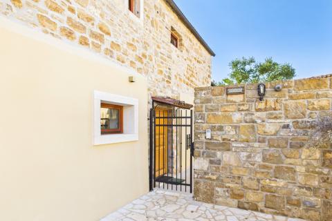 Istra,Buje-Kamena kuća s vrtom u centru grada,PDV uključen