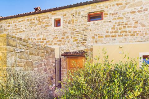 Istra,Buje-Kamena kuća s vrtom u centru grada,PDV uključen