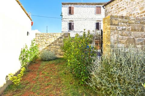 Istra,Buje-Kamena kuća s vrtom u centru grada,PDV uključen