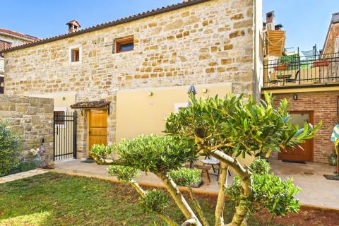 Istra,Buje-Kamena kuća s vrtom u centru grada,PDV uključen