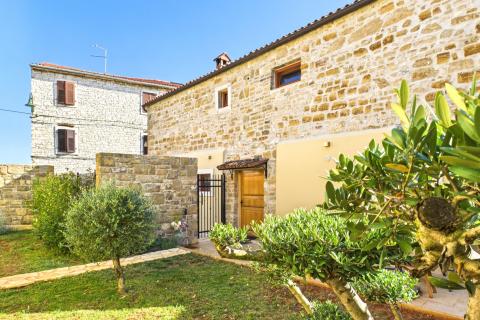 Istra,Buje-Kamena kuća s vrtom u centru grada,PDV uključen