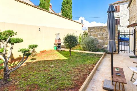 Istra,Buje-Kamena kuća s vrtom u centru grada,PDV uključen