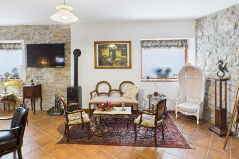 Istra,Buje-Kamena kuća s vrtom u centru grada,PDV uključen