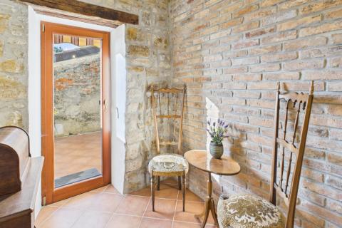 Istra,Buje-Kamena kuća s vrtom u centru grada,PDV uključen