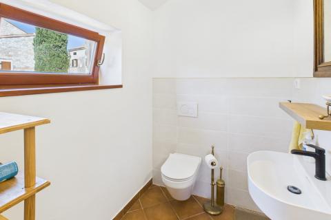 Istra,Buje-Kamena kuća s vrtom u centru grada,PDV uključen