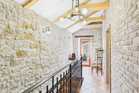 Istra,Buje-Kamena kuća s vrtom u centru grada,PDV uključen