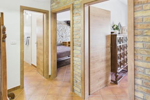 Istra,Buje-Kamena kuća s vrtom u centru grada,PDV uključen