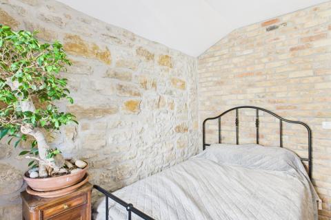 Istra,Buje-Kamena kuća s vrtom u centru grada,PDV uključen