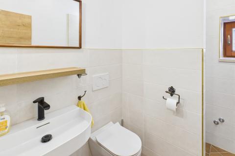 Istra,Buje-Kamena kuća s vrtom u centru grada,PDV uključen