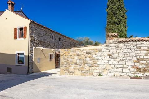 Istra,Buje-Kamena kuća s vrtom u centru grada,PDV uključen