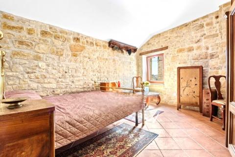 Istra,Buje-Kamena kuća s vrtom u centru grada,PDV uključen